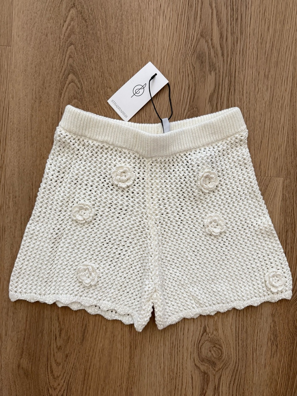 STRADIVARIUS WHITE CROCHET SHORTS WITH 3D FLOWERS